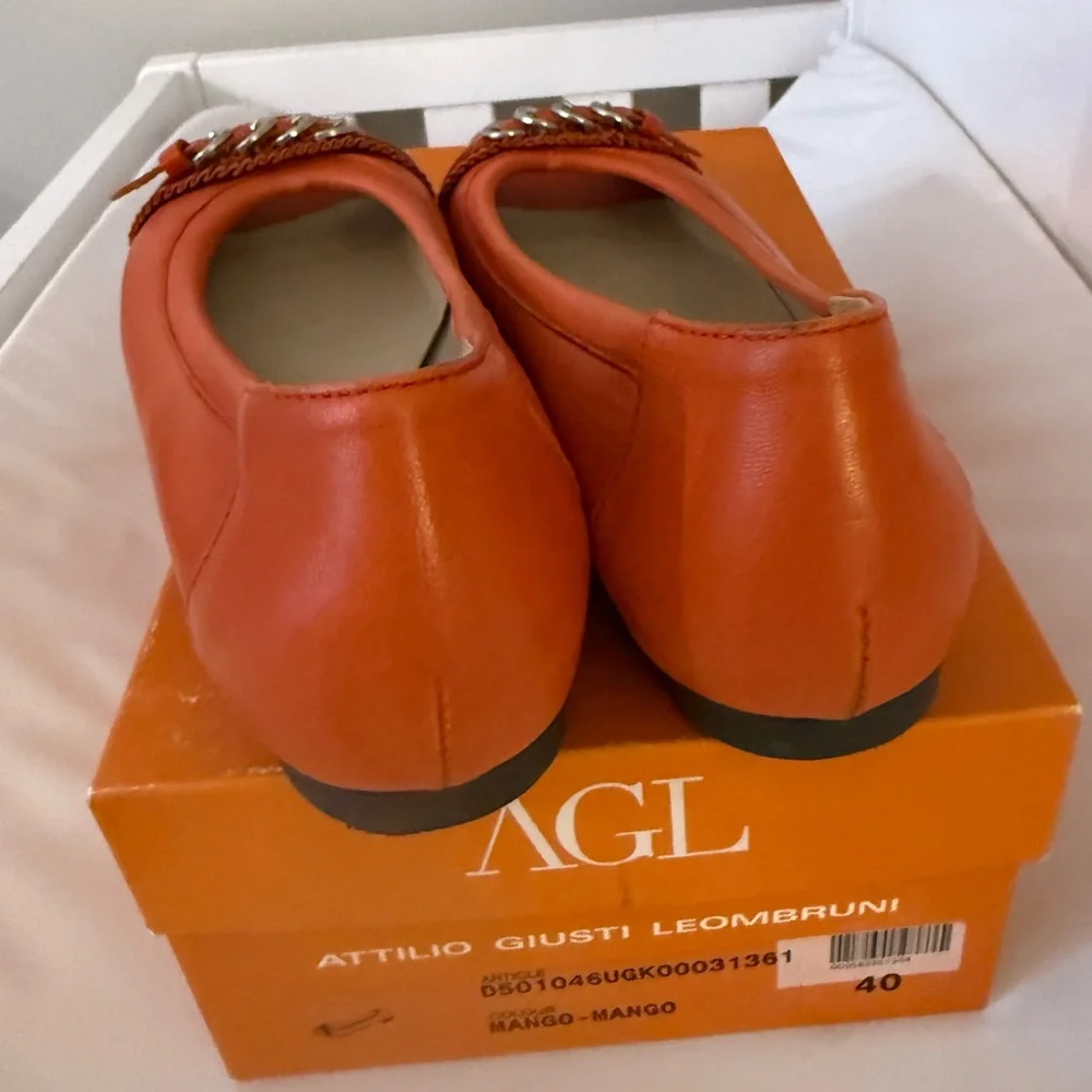 AGL ATTILIO GIUSTI LEOMBRUNI Mango Orange Leather Flats with Buckle Accents, 40